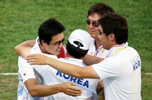 15일 베이징 올림픽그린 양궁장에서 벌어진 남자 양궁 개인전 결승에서 우크라이나 선수에게 접전 끝에 패한 박경모가 아쉬운 표정으로 장영수감독과 이창환.임동현선수의 위로를 받고 있다. 