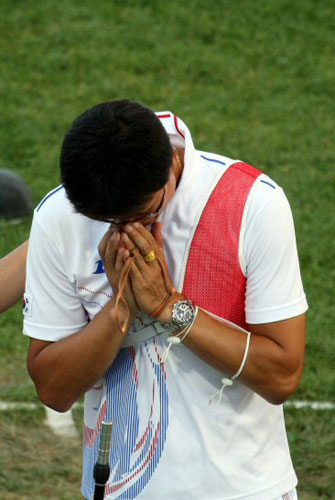 15일 베이징 올림픽그린 양궁장에서 벌어진 남자 양궁 개인전 결승에서 우크라이나 선수에게 접전 끝에 패한 박경모가 아쉬움에 고개를 떨구고 있다. 