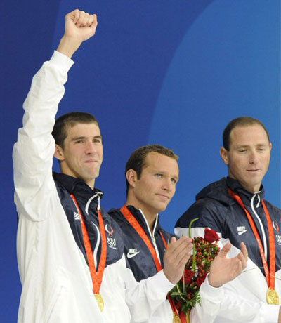 17일 오전 중국 베이징 국가아쿠아틱센터에서 열린 2008 베이징올림픽 수영 남자 혼계영 400m에서 금메달을 추가해 8관왕을 차지한 미국의 마이클 펠프스(왼쪽)가 시상대에 올라 기뻐하고 있다. 