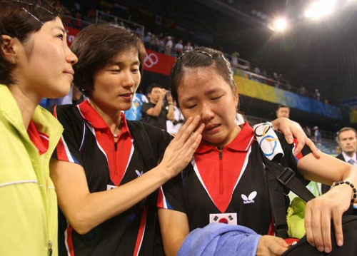 17일 베이징대학체육관에서 열린 탁구 여자 단체전 3.4위전에서 일본을 이기고 동메달을 따낸 박미영이 눈물을 흘리자 현정화 코치가 닦아주고 있다.

한국 여자탁구가 결승 진출 좌절 아쉬움을 딛고 기사회생해 동메달을 건졌다.

한국은 2008 베이징올림픽 탁구 여자 단체전 3위 결정전에서 김경아, 당예서(이상 대한항공), 박미영(삼성생명)을 앞세워 일본을 3-0으로 완파했다.

싱가포르와 준결승에서 2-3으로 아깝게 져 패자전으로 밀렸던 한국은 미국에 이어 일본까지 물리쳐 값진 동메달을 획득했다.

 