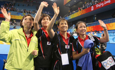 17일 베이징대학체육관에서 열린 탁구 여자 단체전 3.4위전에서 일본을 이기고 동메달을 차지한 한국 여자탁구 대표팀 당예서,김경아, 박미영 선수와 현정화 코치가 응원단에 손을 들어 인사하고 있다. 