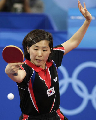 17일 베이징대학체육관에서 열린 탁구 여자 단체전 3.4위전에서 제2단식 한국의 당예서 선수가 일본의 간판 후쿠하라 아이를 상대로 경기를 펼치고 있다. 