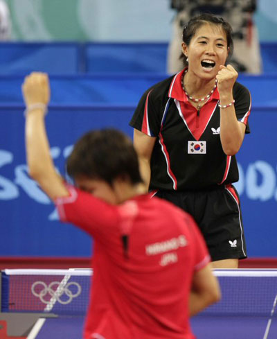 17일 베이징대학체육관에서 열린 탁구 여자 단체전 3.4위전에서 제1단식에 나선 한국의 김경아 선수가 ‘한국 천적’ 일본의 히라노 사야카를 상대로  포인트를 얻고 환호하고 있다. 