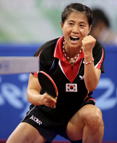 17일 베이징대학체육관에서 열린 탁구 여자 단체전 3.4위전에서 제1단식에 나선 한국의 김경아 선수가 ‘한국 천적’ 일본의 히라노 사야카를 상대로  포인트를 얻고 환호하고 있다. 