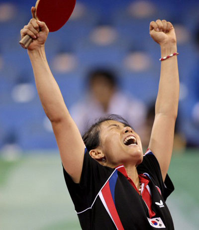 17일 베이징대학체육관에서 열린 탁구 여자 단체전 3.4위전에서 제1단식에 나선 한국의 김경아 선수가 ‘한국 천적’ 일본의 히라노 사야카를 꺾고 만세를 부르고 있다. 