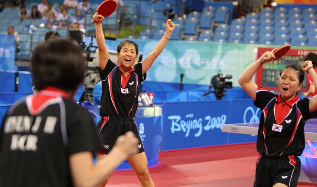17일 베이징대학체육관에서 열린 탁구 여자 단체전 3.4위전에서 복식조인 김경아 박미영이 일본을 꺽고 동메달을 확보하자 기뻐하고 있다. 
