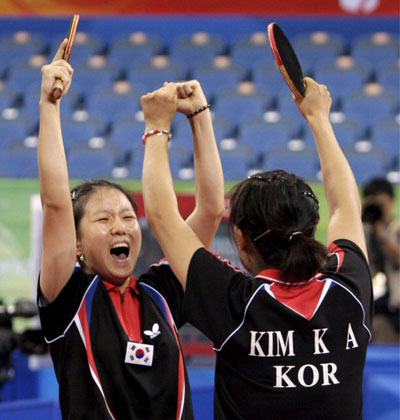 17일 베이징대학체육관에서 열린 탁구 여자 단체전 3.4위전에서 복식조인 김경아 박미영이 일본을 꺽고 동메달을 확보하자 기뻐하고 있다. 