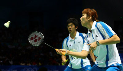17일 베이징공과대학 체육관에서 열린 올림픽 배드민턴 혼합복식 결승 한국-인도네시아 전에서 이효정이 공격하고 있다. 