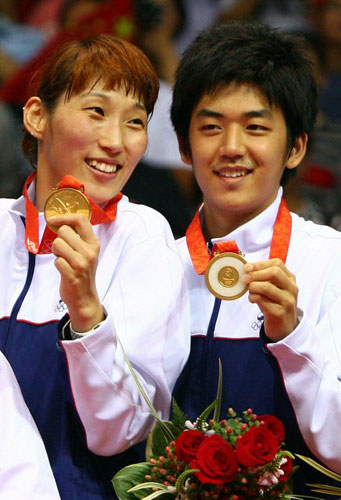 17일 베이징공과대학 체육관에서 열린 올림픽 배드민턴 혼합복식 결승 한국-인도네시아 전에서 2-0완승을 거두며 우승한 이효정과 이용대가 시상대에서 금메달을 들어보이고 있다. 
