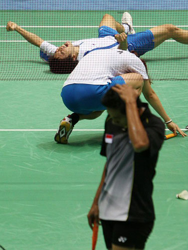 17일 베이징공과대학 체육관에서 열린 올림픽 배드민턴 혼합복식 결승 한국-인도네시아 전에서 이용대-이효정 선수가 2-0완승으로 금메달을 확정지은 뒤 환호하고 있다. 