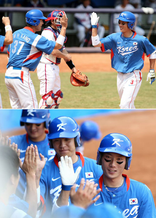 2008베이징올림픽이 계속된 18일 베이징 우커송야구장에서 열린 한국-타이완전 1회초 2사 1,2루에서 3점홈런을 때린 고영민이 홈인하며 동료들과 하이파이브하고 있다.(상) / 2008베이징올림픽이 계속된 18일 베이징 우커송야구장에서 열린 한국-타이완전 1회초 2사 1,2루에서 3점홈런을 때린 고영민(오른쪽)과 주자들이 더그아웃에서 동료들과 하이파이브하며 기뻐하고 있다.(하) 
