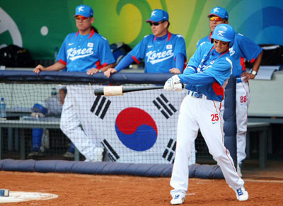 18일 베이징 우커송야구장에서 열린 올림픽 남자야구 예선 한국-대만 전에서 이승엽이 타격 연습을 하고 있다. 