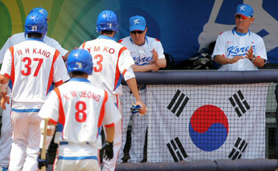 19일 베이징 우커송야구장에서 열린 올림픽 남자야구 예선 한국-쿠바 전 4회말 2사 1,2루 상대팀의 실책을 틈타 강민호와 고영민이 득점한 뒤 더그아웃에서 감독과 코치진의 축하를 받고 있다. 