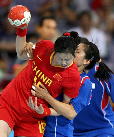 19일 중국 베이징 올림픽스포츠센터체육관에서 열린 2008 베이징올림픽 핸드볼 여자 8강전, 대한민국-중국 경기에서 중국 웬주안우(왼쪽)가 한국 문필희의 수비에 막혀 있다. 