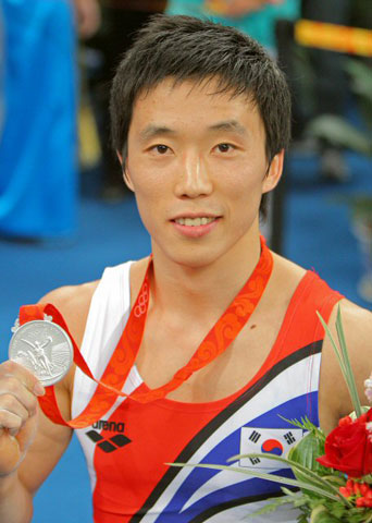 19일 베이징 국가실내체육관에서 열린 2008 베이징올림픽 체조 남자 평행봉 결승에서 유원철이 값진 은메달을 획득했다. 시상식을 마친 유원철이 메달을 들어보이고 있다. 