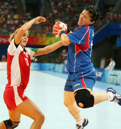 2008베이징올림픽 폐막을 하루앞둔 23일 베이징 국가실내체육관에서 열린 여자핸드볼 동메달결정전에서 안정화가 헝가리 모니카 코바치츠의 손길을 뿌리치고 슛을 시도하고 있다. 