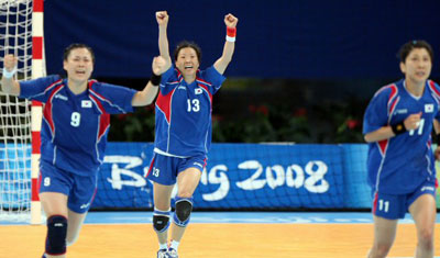 2008베이징올림픽 폐막을 하루앞둔 23일 베이징 국가실내체육관에서 열린 여자핸드볼 동메달결정전에서 헝가리를 물리치고 동메 한국-헝가리전에서 김차연(왼쪽부터), 박정희, 홍정호가 후반 승기를 굳히는 득점에 성공한 뒤 환호하고 있다. 
