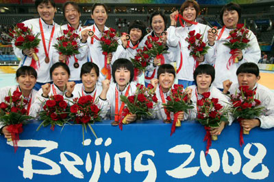 2008베이징올림픽 폐막을 하루앞둔 23일 베이징 국가실내체육관에서 열린 여자핸드볼 시상식에서 동메달을 차지한 한국대표팀이 메달을 보여주며 기뻐하고 있다. 
