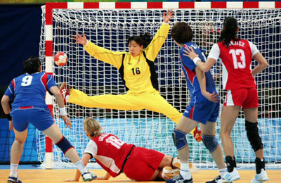 2008베이징올림픽 폐막을 하루앞둔 23일 베이징 국가실내체육관에서 열린 여자핸드볼 동메달 결정을 위한 한국-헝가리전에서 이민희(16)가 헝가리 피로스카 스자모란스키(18)의 슛을 막기 위해 점프하고 있다. 