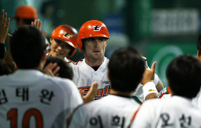 26일 대전 한밭야구장에서 열린 2008프로야구 롯데-한화 경기 1-3으로 뒤진 3회말 2사1.2루에서 한화 클락이 역전 3점포를 날린 뒤 홈에서 동료들과 기쁨을 나누고 있다. 