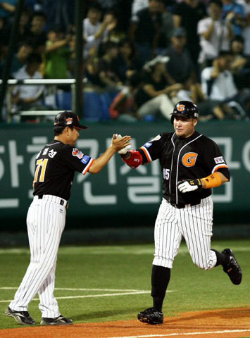 26일 대전 한밭야구장에서 열린 2008프로야구 롯데-한화 경기 3-4로 뒤진 4회초 1사에서 롯데 가르시아가 동점 솔로포를 날린 뒤 3루를 돌고 있다. 