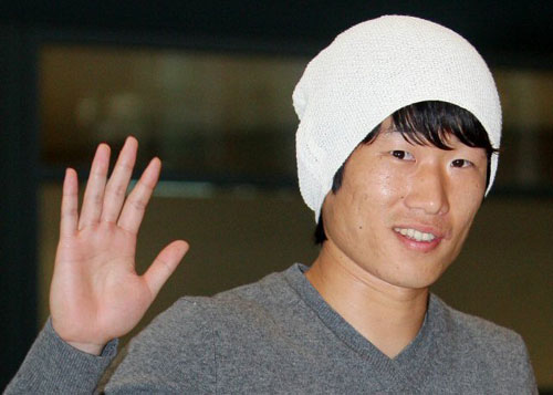 잉글랜드 프로축구 프리미어리그에서 활약 중인 박지성이 6일 오후 인천국제공항을 통해 입국하며 취재진과 팬들을 향해 손을 흔들고 있다. 박지성은 오는 15일 서울에서 열릴 아랍에미리트연합(UAE)과의 2010 남아프리카공화국 월드컵 아시아지역 최종예선 2차전에 출전할 예정이다. 