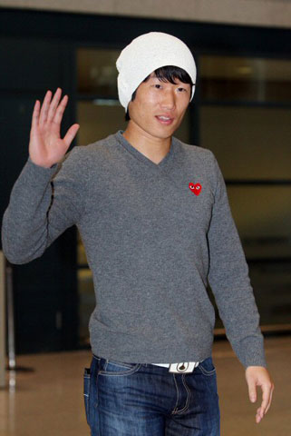 잉글랜드 프로축구 프리미어리그에서 활약 중인 박지성이 6일 오후 인천국제공항을 통해 입국하며 취재진과 팬들을 향해 손을 흔들고 있다. 박지성은 오는 15일 서울에서 열릴 아랍에미리트연합(UAE)과의 2010 남아프리카공화국 월드컵 아시아지역 최종예선 2차전에 출전할 예정이다.
 