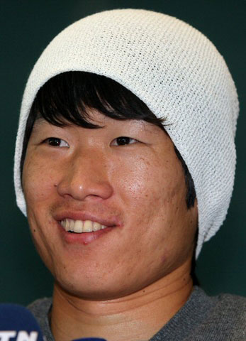 잉글랜드 프로축구 프리미어리그에서 활약 중인 박지성이 6일 오후 인천국제공항을 통해 입국한 뒤 인터뷰를 하고 있다. 박지성은 오는 15일 서울에서 열릴 아랍에미리트연합(UAE)과의 2010 남아프리카공화국 월드컵 아시아지역 최종예선 2차전에 출전할 예정이다. 