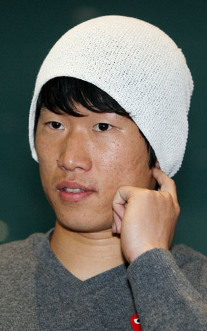 잉글랜드 프로축구 프리미어리그에서 활약 중인 박지성이 6일 오후 인천국제공항을 통해 입국한 뒤 인터뷰를 하고 있다. 박지성은 오는 15일 서울에서 열릴 아랍에미리트연합(UAE)과의 2010 남아프리카공화국 월드컵 아시아지역 최종예선 2차전에 출전할 예정이다. 