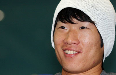 잉글랜드 프로축구 프리미어리그에서 활약 중인 박지성이 6일 오후 인천국제공항을 통해 입국한 뒤 인터뷰를 하고 있다. 박지성은 오는 15일 서울에서 열릴 아랍에미리트연합(UAE)과의 2010 남아프리카공화국 월드컵 아시아지역 최종예선 2차전에 출전할 예정이다. 