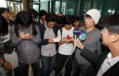 잉글랜드 프로축구 프리미어리그에서 활약 중인 박지성이 6일 오후 인천국제공항을 통해 입국한 뒤 인터뷰를 하고 있다. 박지성은 오는 15일 서울에서 열릴 아랍에미리트연합(UAE)과의 2010 남아프리카공화국 월드컵 아시아지역 최종예선 2차전에 출전할 예정이다. 