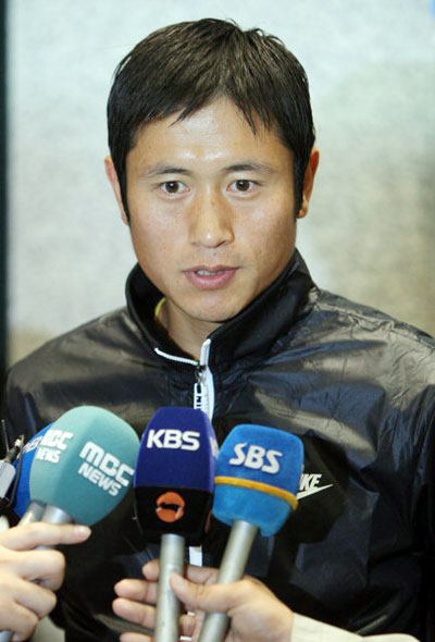 독일 분데스리가에서 활약 중인 이영표(31.도르트문트)가 7일 인천국제공항을 통해 입국한 뒤 인터뷰를 하고 있다. 이영표는 오는 15일 서울에서 열릴 아랍에미리트연합(UAE)과의 2010 남아프리카공화국 월드컵 아시아지역 최종예선 2차전에 출전한다. 