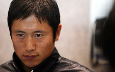 독일 분데스리가에서 활약 중인 이영표(31.도르트문트)가 7일 인천국제공항을 통해 입국한 뒤 인터뷰를 하고 있다. 이영표는 오는 15일 서울에서 열릴 아랍에미리트연합(UAE)과의 2010 남아프리카공화국 월드컵 아시아지역 최종예선 2차전에 출전한다. 