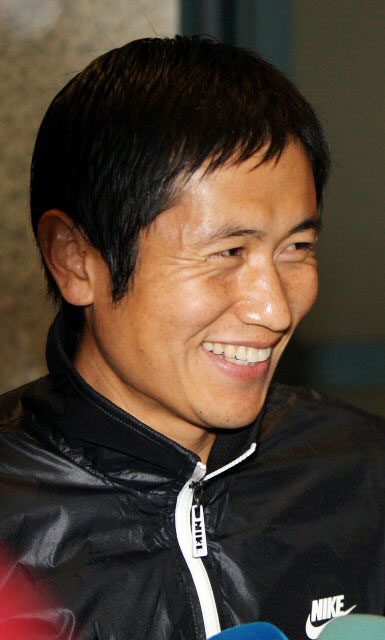 독일 분데스리가에서 활약 중인 이영표(31.도르트문트)가 7일 인천국제공항을 통해 입국한 뒤 인터뷰를 하고 있다. 이영표는 오는 15일 서울에서 열릴 아랍에미리트연합(UAE)과의 2010 남아프리카공화국 월드컵 아시아지역 최종예선 2차전에 출전한다. 