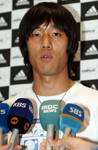 프랑스 프로축구 AS 모나코에서 활약 중인 박주영이 7일 인천국제공항을 통해 입국한 뒤 인터뷰를 하고 있다. 프랑스 리그 진출 후 처음으로 휴가를 얻은 박주영은 휴식을 취한 뒤 12일 다시 프랑스로 떠나 소속팀에 합류할 예정이다. 
