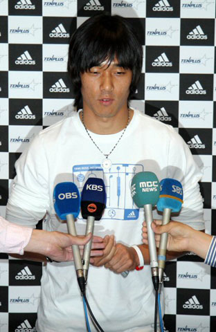 프랑스 프로축구 AS 모나코에서 활약 중인 박주영이 7일 인천국제공항을 통해 입국한 뒤 인터뷰를 하고 있다. 프랑스 리그 진출 후 처음으로 휴가를 얻은 박주영은 휴식을 취한 뒤 12일 다시 프랑스로 떠나 소속팀에 합류할 예정이다. 
