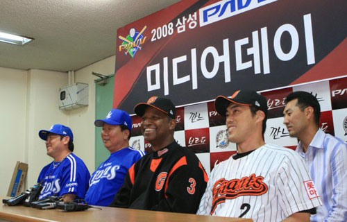 7일 오후 부산 사직구장에서 열린 2008 프로야구 준플레이오프 미디어데이 행사에서 롯데 자이언츠 제리 로이스터 감독(오른쪽 두 번째)과 삼성 라이온즈 선동열 감독(왼쪽 두 번째)이 경기를 앞둔 각오를 설명하고 있다. 