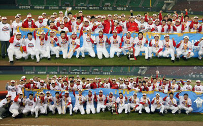  31일 오후 서울 잠실경기장에서 열린 2008 프로야구 한국시리즈 5차전에서 승리하며 우승한 SK 선수와 관계자들이 기뻐하며 기념촬영을 하고 있다. 