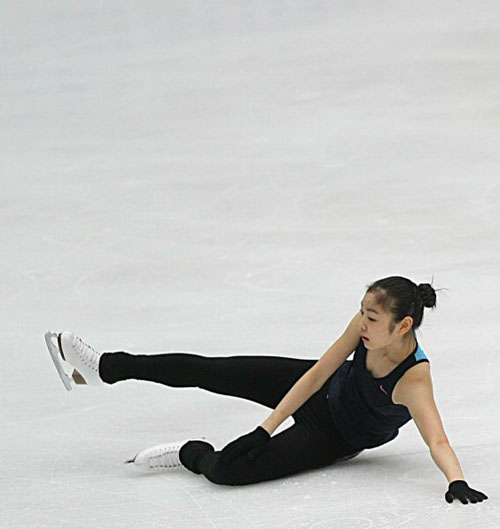   2008-2009 국제빙상경기연맹(ISU) 시니어 피겨스케이팅 그랑프리 3차 대회 '컵 오브 차이나'가 열리는 베이징 수도체육관에서 7일 오후 김연아가 프리스케이팅 연기 점프 연습 도중 넘어지고 있다. 