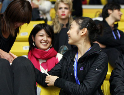 '피겨 퀸' 김연아가 7일 오후 2008-2009 국제빙상경기연맹(ISU) 시니어 피겨스케이팅 그랑프리 3차 대회 '컵 오브 차이나' 남자 싱글 쇼트프로그램 경기가 열리고 있는 베이징 수도체육관에서 팬들과 악수를 하고 있다. 
 