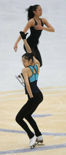  7일 오후 2008-2009 국제빙상경기연맹(ISU) 시니어 피겨스케이팅 그랑프리 3차 대회 '컵 오브 차이나'가 열리고 있는 베이징 수도체육관에서 김연아가 안도 미키(일본) 등과 함께 프리스케이팅 연기를 연습하고 있다. 