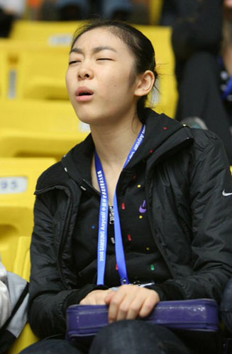 '어머 아프겠다' (베이징=연합뉴스) 김주성 기자 = '피겨 퀸' 김연아가 7일 오후 베이징 수도체육관에서 2008-2009 국제빙상경기연맹(ISU) 시니어 피겨스케이팅 그랑프리 3차 대회 '컵 오브 차이나' 남자 싱글 쇼트프로그램 경기를 지켜보다 선수가 실수를 하자 안타까운 표정을 짓고 있다. 