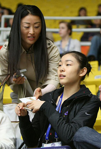   '피겨 퀸' 김연아가 7일 오후 2008-2009 국제빙상경기연맹(ISU) 시니어 피겨스케이팅 그랑프리 3차 대회 '컵 오브 차이나' 남자 싱글 쇼트프로그램 경기가 열리고 있는 베이징 수도체육관에서 팬들에게 사인을 해주고 있다. 