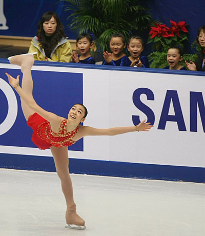 '피겨 퀸' 김연아가 8일 오후 베이징 수도체육관에서 열린 2008-2009 국제빙상경기연맹(ISU) 시니어 피겨스케이팅 그랑프리 3차 대회 '컵 오브 차이나' 여자 싱글 프리스케이팅에서 우아한 스파이럴 연기를 펼치자 '피겨 꿈나무'들이 감탄하며 박수를 보내고 있다. 
