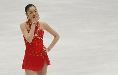 '피겨 퀸' 김연아가 8일 오후 베이징 수도체육관에서 열린 2008-2009 국제빙상경기연맹(ISU) 시니어 피겨스케이팅 그랑프리 3차 대회 '컵 오브 차이나' 여자 싱글 프리스케이팅에서 환상적인 연기를 펼친 후 관중석으로부터 박수 갈채를 받고 있다. 