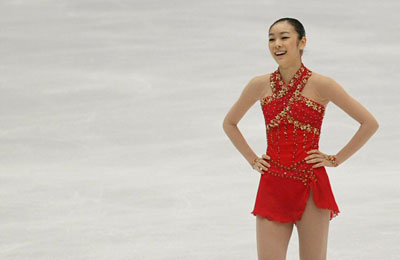 '피겨 퀸' 김연아가 8일 오후 베이징 수도체육관에서 열린 2008-2009 국제빙상경기연맹(ISU) 시니어 피겨스케이팅 그랑프리 3차 대회 '컵 오브 차이나' 여자 싱글 프리스케이팅에서 환상적인 연기를 펼친 후 관중석으로부터 박수 갈채를 받으며 활짝 웃고 있다. 