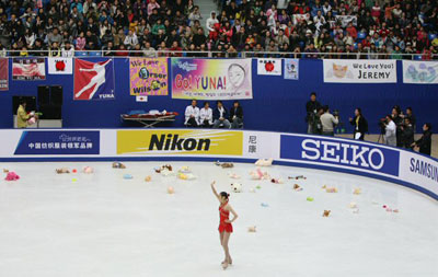 '피겨 퀸' 김연아가 8일 오후 베이징 수도체육관에서 열린 2008-2009 국제빙상경기연맹(ISU) 시니어 피겨스케이팅 그랑프리 3차 대회 '컵 오브 차이나' 여자 싱글 프리스케이팅에서 완벽한 연기를 펼친 후 관중으로부터 박수갈채와 인형세례를 받고 있다. 