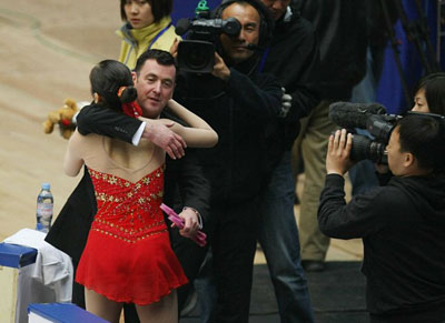 '피겨 퀸' 김연아가 8일 오후 베이징 수도체육관에서 열린 2008-2009 국제빙상경기연맹(ISU) 시니어 피겨스케이팅 그랑프리 3차 대회 '컵 오브 차이나' 여자 싱글 프리스케이팅에서 환상적인 연기를 펼친 후 브라이언 오서 코치와 포옹하고 있다. 김연아는 이날 프리스케이팅에서 128.11점을 얻어 전날 쇼트프로그램(63.64점)을 합쳐 총점 191.75로 안도 미키(일본.170.88점)를 무려 20.87점 차로 제치고 1위를 차지했다. 