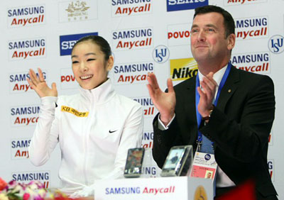 '피겨 퀸' 김연아가 8일 오후 베이징 수도체육관에서 열린 2008-2009 국제빙상경기연맹(ISU) 시니어 피겨스케이팅 그랑프리 3차 대회 '컵 오브 차이나' 여자 싱글 프리스케이팅에서 완벽 연기를 펼친 후 점수가 발표되자 브라이언 오서 코치와 기뻐하고 있다. 김연아는 이날 프리스케이팅에서 128.11점을 얻어 전날 쇼트프로그램(63.64점)을 합쳐 총점 191.75로 안도 미키(일본.170.88점)를 무려 20.87점 차로 제치고 1위를 차지했다. 
