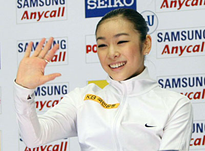 '피겨 퀸' 김연아가 8일 오후 베이징 수도체육관에서 열린 2008-2009 국제빙상경기연맹(ISU) 시니어 피겨스케이팅 그랑프리 3차 대회 '컵 오브 차이나' 여자 싱글 프리스케이팅에서 완벽 연기를 펼친 후 점수가 발표되자 기뻐하고 있다. 김연아는 이날 프리스케이팅에서 128.11점을 얻어 전날 쇼트프로그램(63.64점)을 합쳐 총점 191.75로 안도 미키(일본.170.88점)를 무려 20.87점 차로 제치고 1위를 차지했다. 